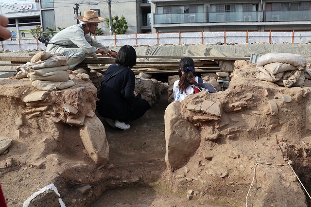 9月14日　奈良県立美術館北　発掘現場見学-r.jpg