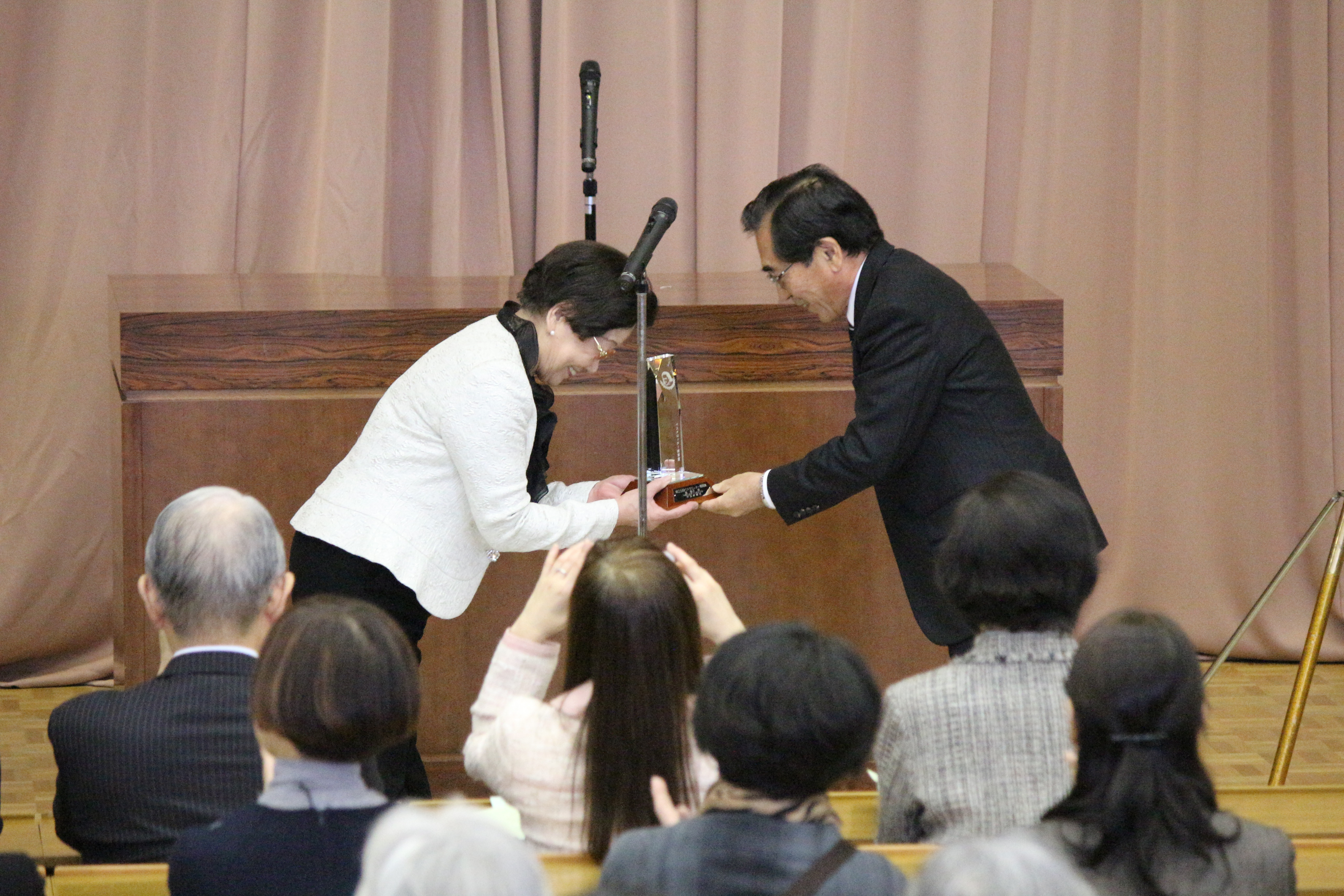 中国新聞社 岡谷社長（右）と湊学長